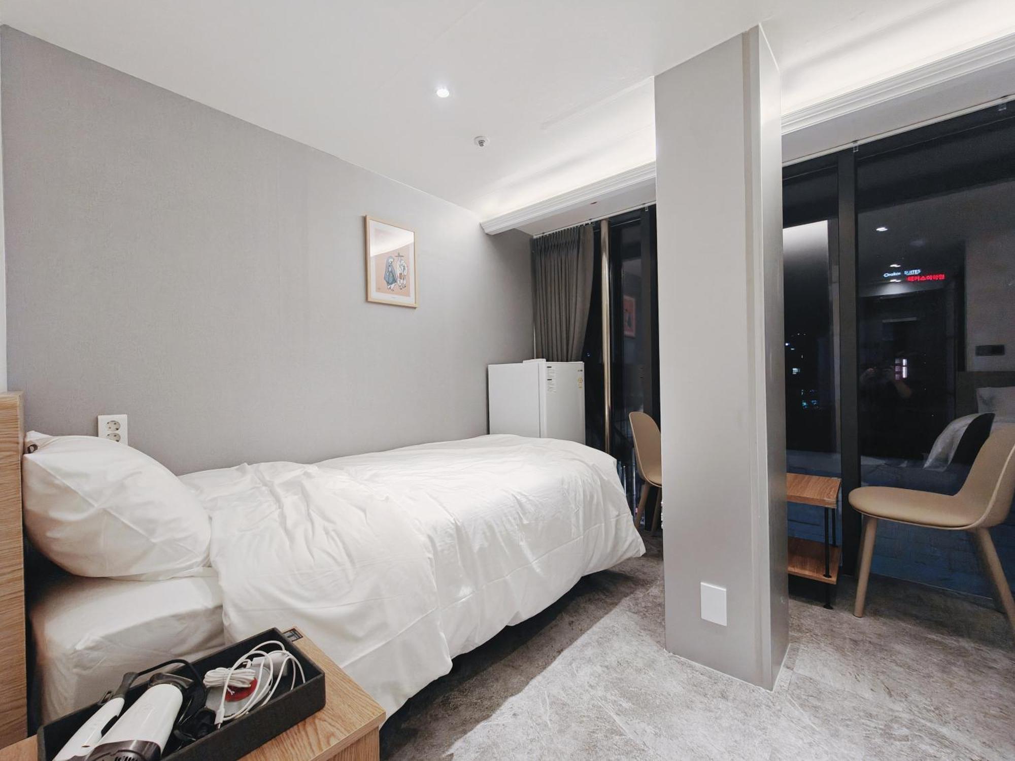 L Hotel *