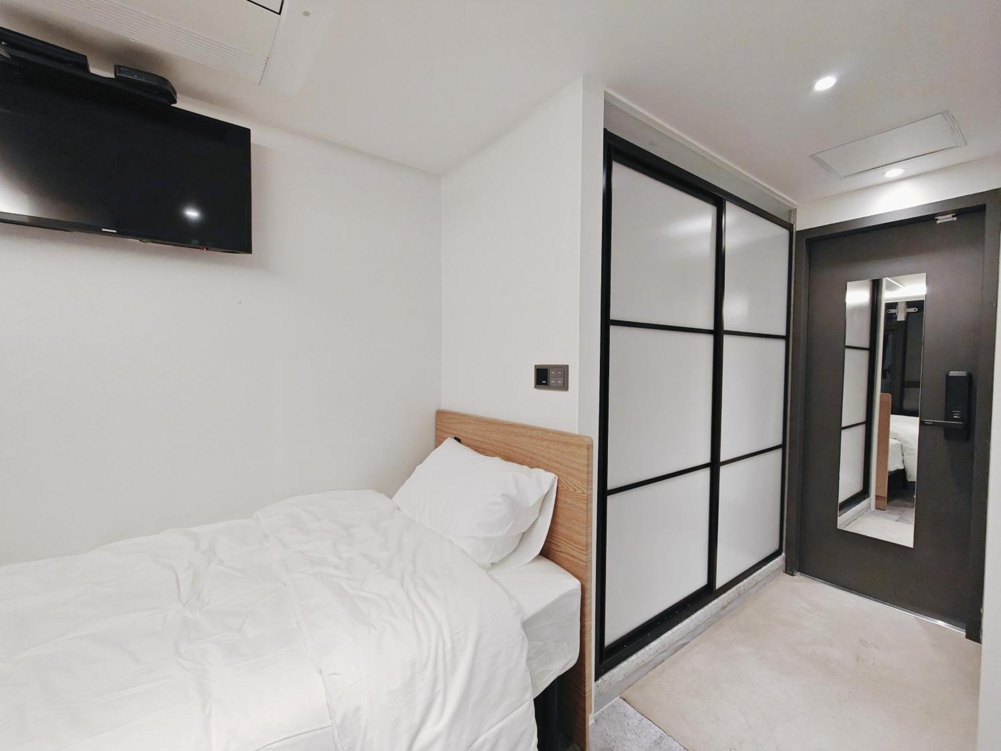 L Hotel *