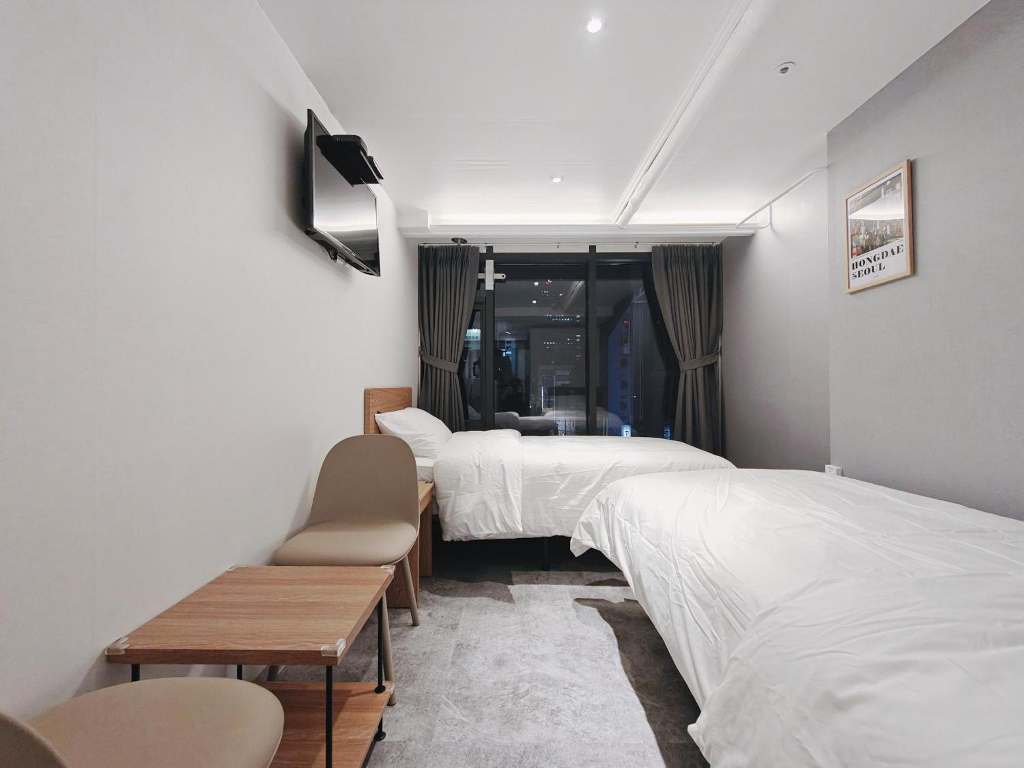 Hotel L *