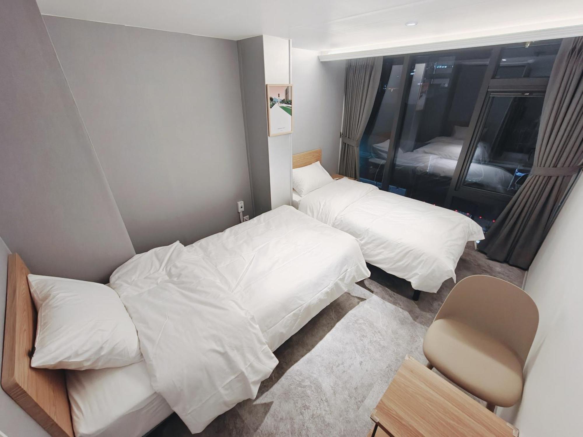 L Hotel *