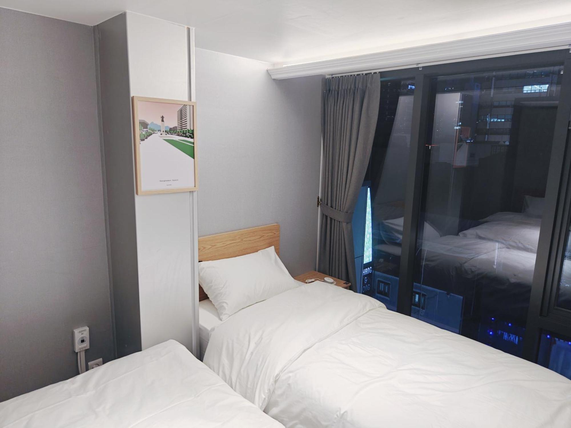 Hotel L *
