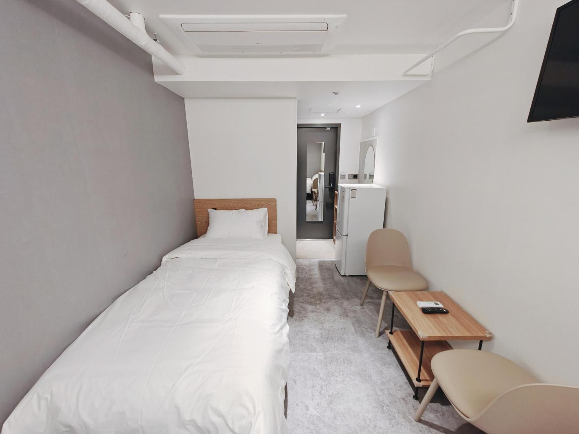 L Hotel *