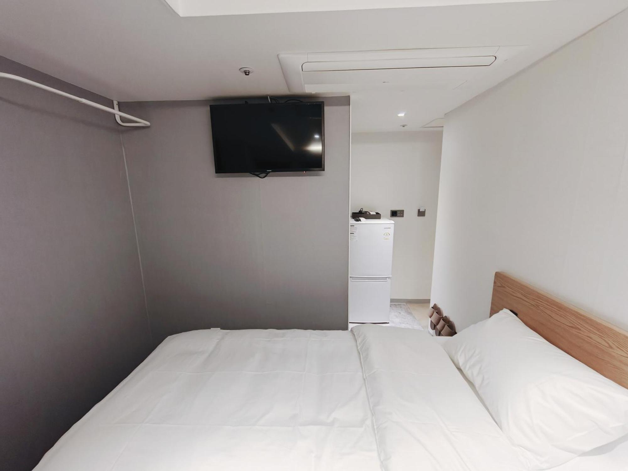 L Hotel *