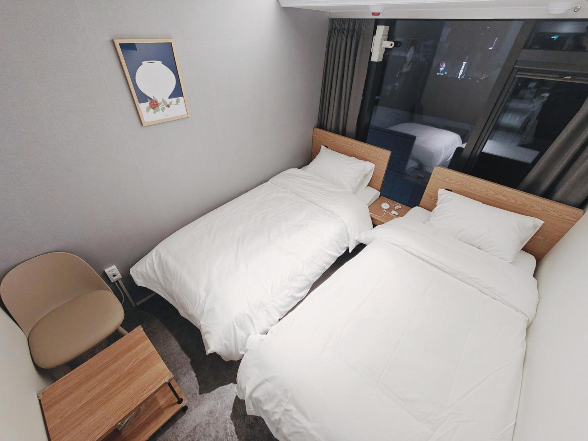 Hotel L *